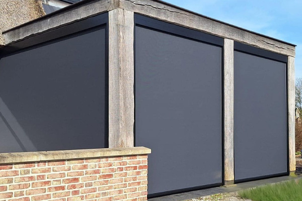 Buitenscreens van VABO als stijlvolle buitenzonwering bij landelijke woning