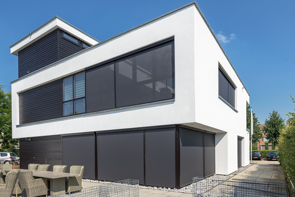 Moderne nieuwbouwwoning met buitenscreens van VABO voor zonwering en privacy