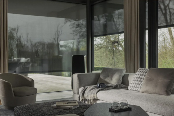 Buitenscreens van VABO voor zonwering en wooncomfort in moderne woonkamer