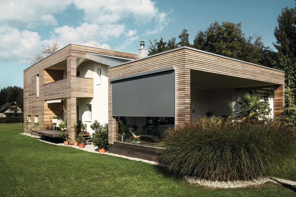 Buitenscreens van VABO als zonwering bij landelijke woning met terras