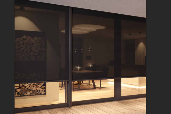 Buitenscreens van VABO voor grote ramen en terras bij moderne woning