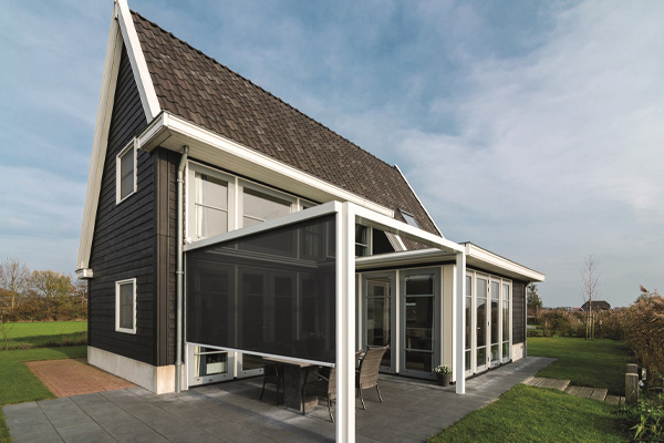 Buitenscreens van VABO bij veranda en woning met klassieke gevel