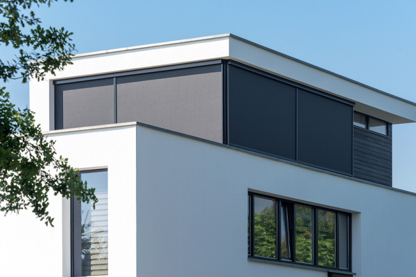 Buitenscreens van VABO als stijlvolle buitenzonwering bij moderne woning
