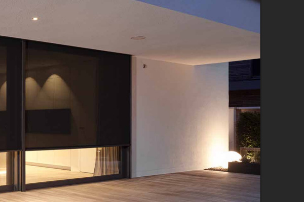 Buitenscreens van VABO als strakke buitenzonwering bij moderne woning