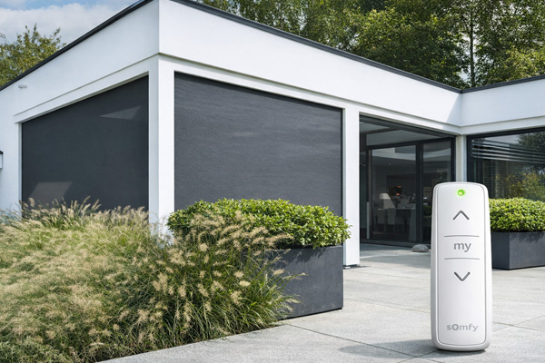 Buitenscreens van VABO als strakke zonwering bij moderne woning in België